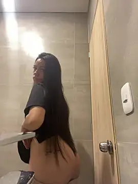 Snapshot of Hannahb-e2 chatting on 12/29/24, 10:03 Hannahb-e2 online show from 12/29/24, 10:03