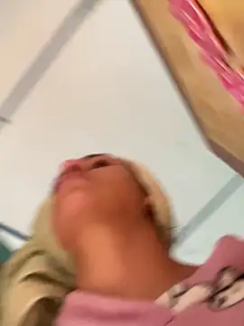 Snapshot of Hannahb-e2 chatting on 12/19/25, 07:21 Hannahb-e2 online show from 12/19/25, 07:21