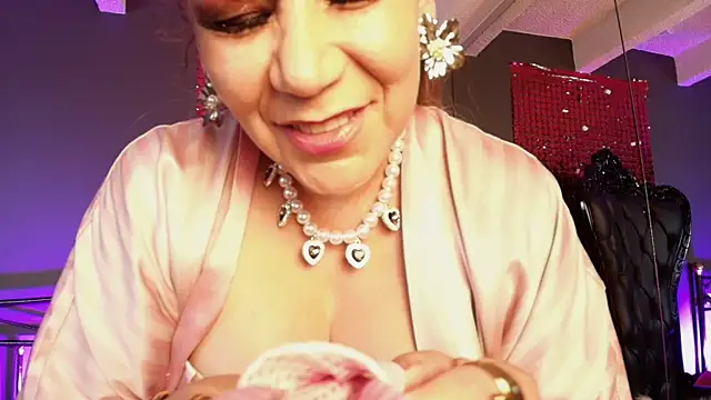 MelaniaKnauss online show from 12/02/25, 09:32