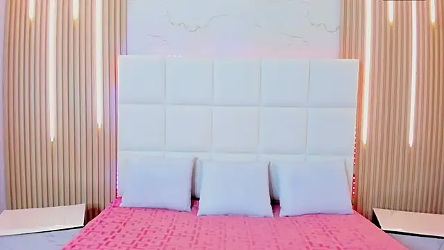 Snapshot of Iris_Thompson_ chatting on 10/18/25, 04:04 Iris Thompson online show from 10/18/25, 04:04