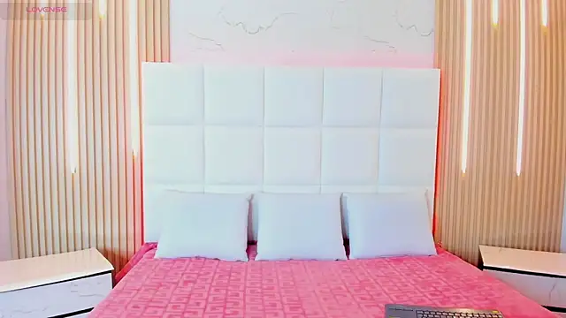 Snapshot of Iris_Thompson_ chatting on 10/24/25, 04:42 Iris Thompson online show from 10/24/25, 04:42