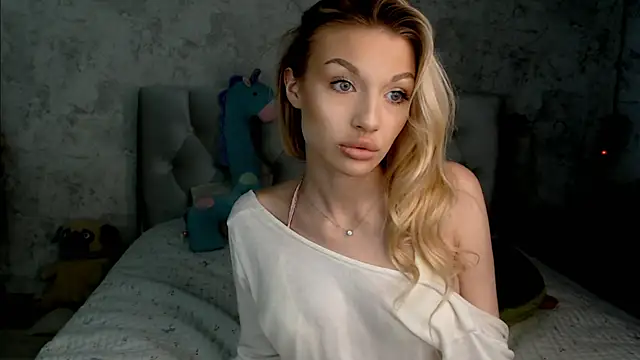 Snapshot of Ella_Milla chatting on 07/09/26, 01:04 Ella Milla online show from 07/09/26, 01:04