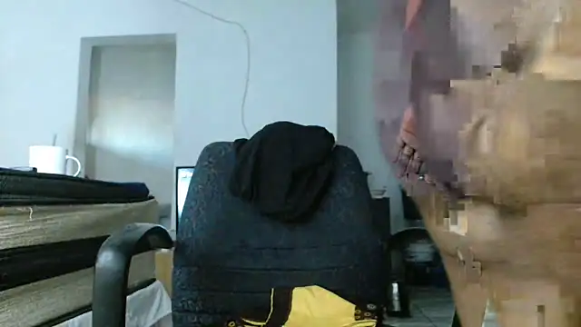 Snapshot of Hugetittiesxx2 chatting on 11/26/25, 03:18 Hugetittiesxx2 online show from 11/26/25, 03:18