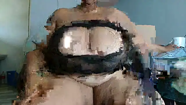 Snapshot of Hugetittiesxx2 chatting on 12/17/25, 05:24 Hugetittiesxx2 online show from 12/17/25, 05:24