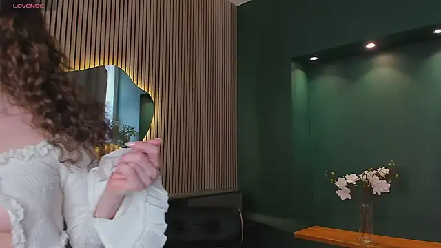 Curly Moon online show from 07/11/26, 06:49