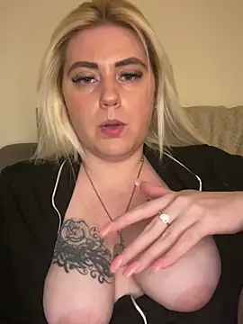 Blondiee3088 online show from 03/05/25, 07:49