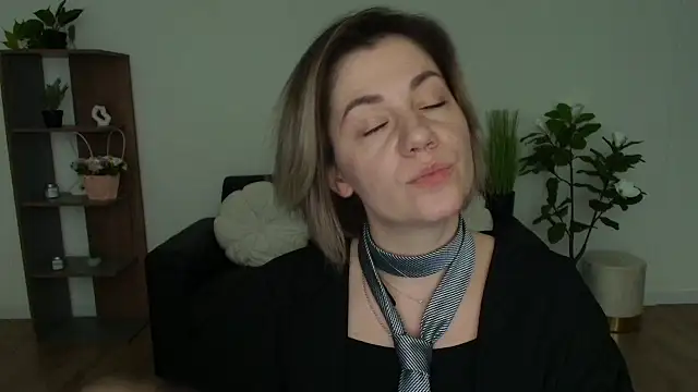 Snapshot of MariaSttone chatting on 12/10/24, 11:54 MariaSttone online show from 12/10/24, 11:54