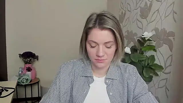 Snapshot of MariaSttone chatting on 03/15/25, 08:15 MariaSttone online show from 03/15/25, 08:15