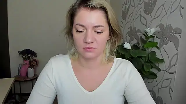 Snapshot of MariaSttone chatting on 10/06/25, 09:40 MariaSttone online show from 10/06/25, 09:40