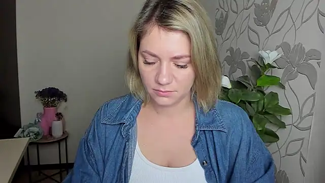 Snapshot of MariaSttone chatting on 10/08/25, 10:24 MariaSttone online show from 10/08/25, 10:24