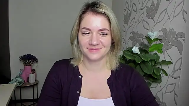 Snapshot of MariaSttone chatting on 10/13/25, 03:45 MariaSttone online show from 10/13/25, 03:45