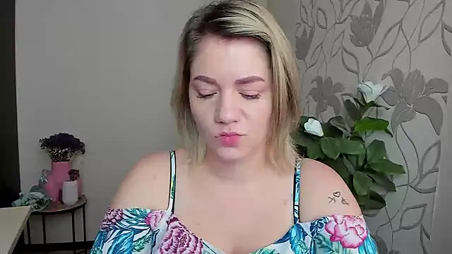 Snapshot of MariaSttone chatting on 10/20/25, 11:21 MariaSttone online show from 10/20/25, 11:21