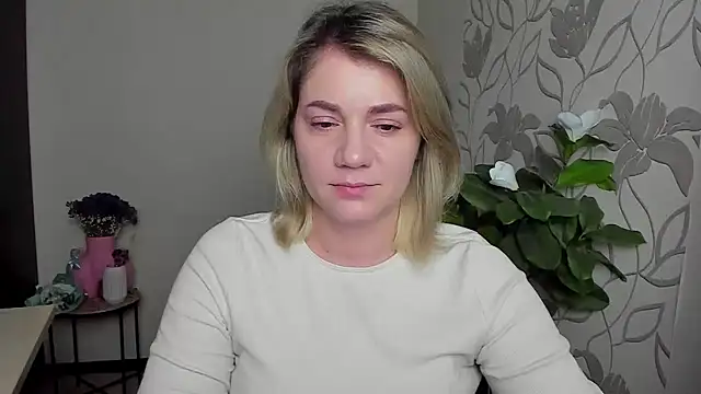 Snapshot of MariaSttone chatting on 10/24/25, 11:45 MariaSttone online show from 10/24/25, 11:45