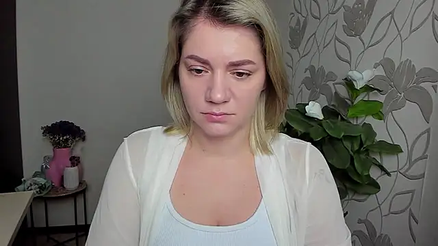 Snapshot of MariaSttone chatting on 10/25/25, 01:40 MariaSttone online show from 10/25/25, 01:40