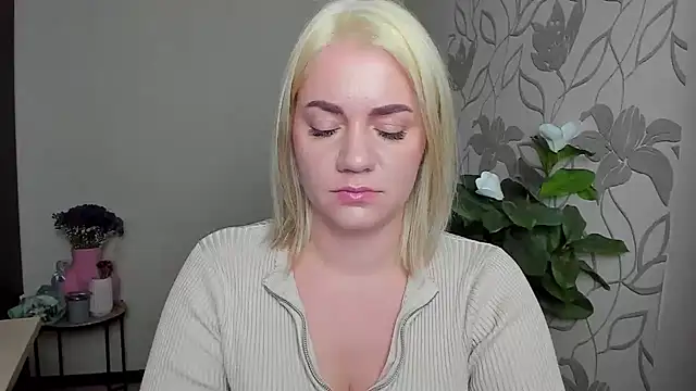 Snapshot of MariaSttone chatting on 11/05/25, 09:48 MariaSttone online show from 11/05/25, 09:48