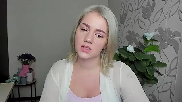 Snapshot of MariaSttone chatting on 11/11/25, 12:38 MariaSttone online show from 11/11/25, 12:38