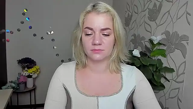 Snapshot of MariaSttone chatting on 11/25/25, 10:32 MariaSttone online show from 11/25/25, 10:32