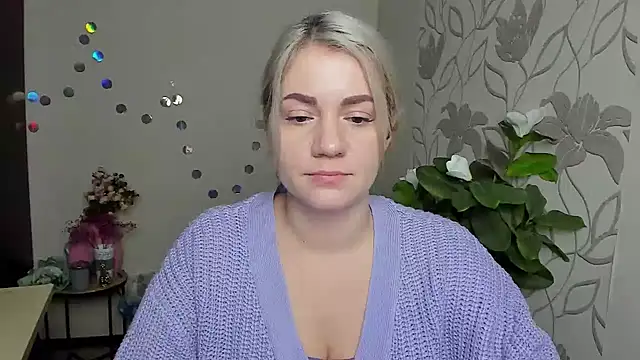 Snapshot of MariaSttone chatting on 12/15/25, 03:38 MariaSttone online show from 12/15/25, 03:38