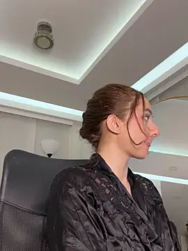 nicollefiorett online show from 12/18/25, 12:06