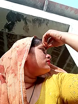 Snapshot of Chandni chatting on 02/19/25, 11:17 Chandni online show from 02/19/25, 11:17