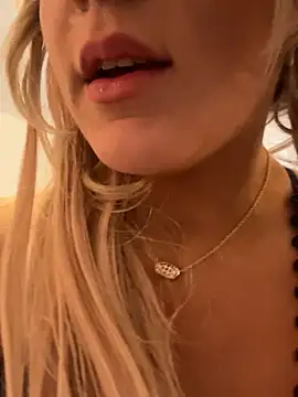 EllaSnow online show from 03/10/25, 05:54