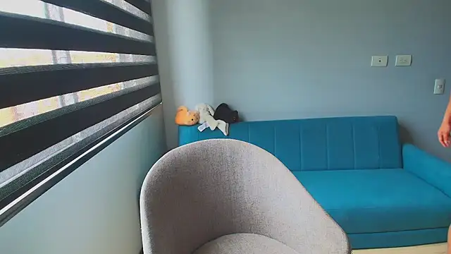 Snapshot of Lauri__fit chatting on 10/27/25, 04:44 Lauri fit online show from 10/27/25, 04:44