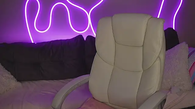 DonnaLustt online show from 11/29/25, 10:51