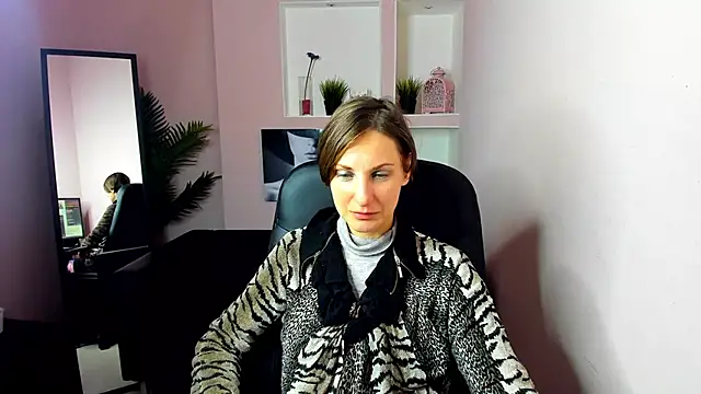 Snapshot of AuroraScript chatting on 12/18/24, 06:25 AuroraScript online show from 12/18/24, 06:25