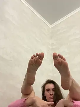 Snapshot of Miilania chatting on 12/12/24, 06:31 Miilania online show from 12/12/24, 06:31