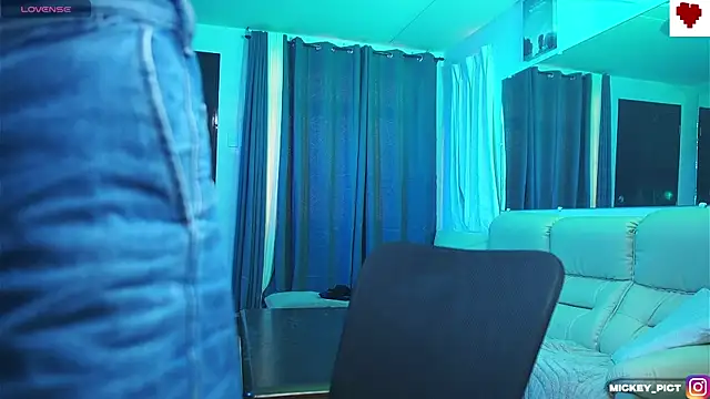 mickeypict online show from 10/30/25, 06:37