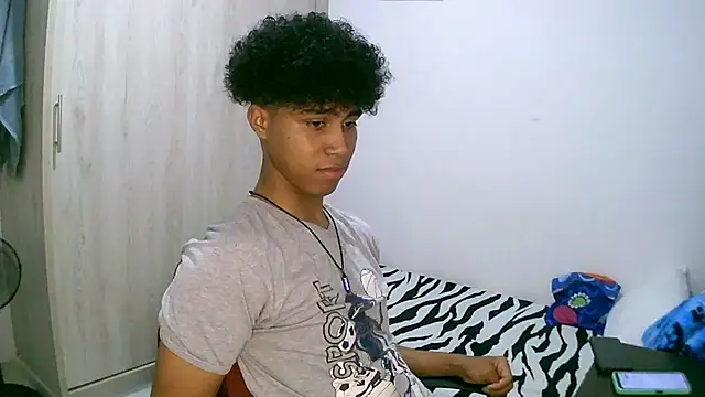 Snapshot of sexy_diamante_ chatting on 12/22/25, 05:32 sexy diamante online show from 12/22/25, 05:32