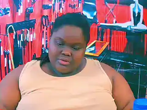 Snapshot of EbonyHotBuns chatting on 10/28/25, 09:28 EbonyHotBuns online show from 10/28/25, 09:28