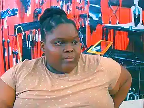 Snapshot of EbonyHotBuns chatting on 11/17/25, 10:21 EbonyHotBuns online show from 11/17/25, 10:21