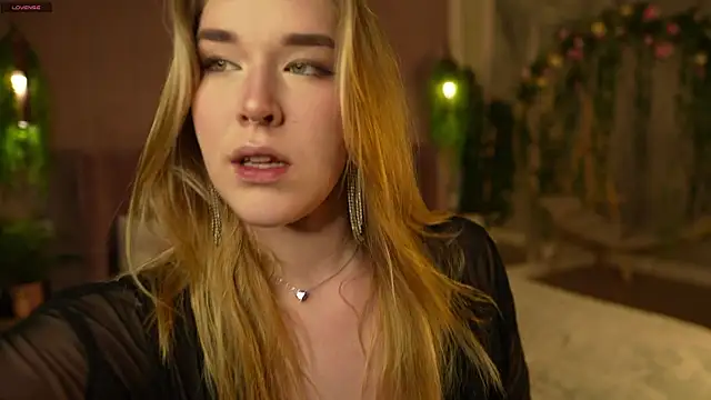 Snapshot of Smiley_Mia chatting on 11/05/25, 05:07 Smiley Mia online show from 11/05/25, 05:07