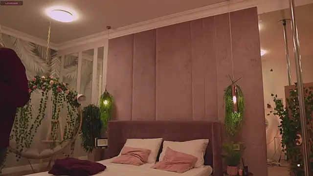 Snapshot of Smiley_Mia chatting on 11/22/25, 05:06 Smiley Mia online show from 11/22/25, 05:06