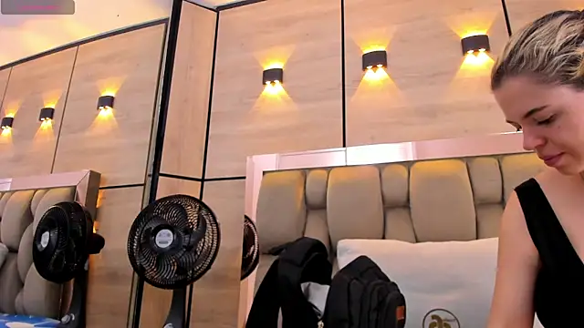 Snapshot of dorothy_vegga chatting on 11/21/25, 04:00 dorothy vegga online show from 11/21/25, 04:00