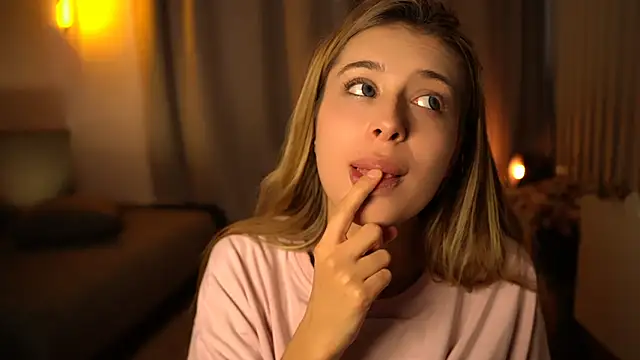 elisa moon online show from 12/12/24, 07:19