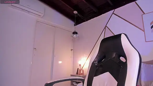 Snapshot of emma_carterr1 chatting on 12/30/24, 10:12 emma carterr1 online show from 12/30/24, 10:12