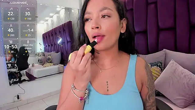 Snapshot of emma_carterr1 chatting on 11/22/25, 01:43 emma carterr1 online show from 11/22/25, 01:43