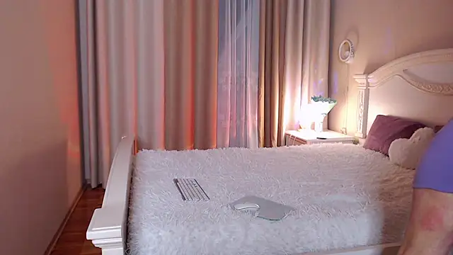 Snapshot of Avylew chatting on 12/17/25, 10:05 Avylew online show from 12/17/25, 10:05