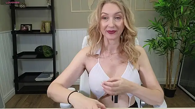 Snapshot of LadyLeea chatting on 01/10/25, 06:20 LadyLeea online show from 01/10/25, 06:20
