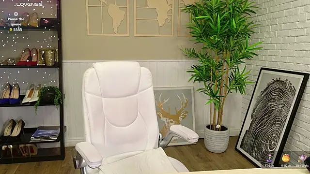 Snapshot of LadyLeea chatting on 04/18/26, 04:49 LadyLeea online show from 04/18/26, 04:49