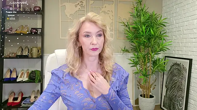 Snapshot of LadyLeea chatting on 05/25/26, 05:02 LadyLeea online show from 05/25/26, 05:02