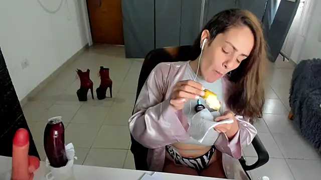 Snapshot of jessiburningheels chatting on 02/05/25, 12:38 jessiburningheels online show from 02/05/25, 12:38