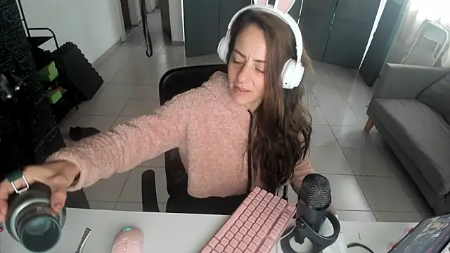 Snapshot of jessiburningheels chatting on 03/16/25, 01:49 jessiburningheels online show from 03/16/25, 01:49