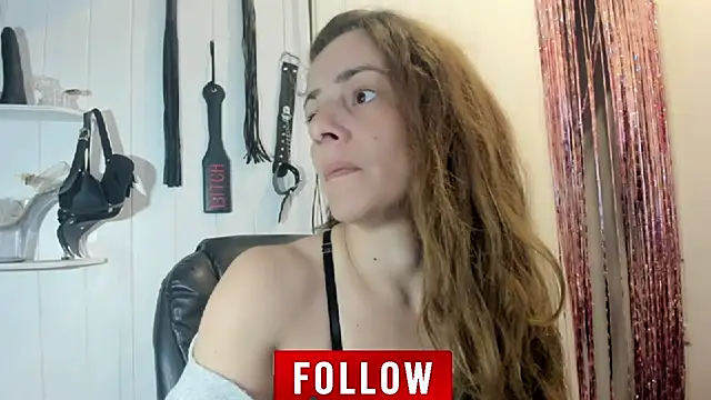 Snapshot of jessiburningheels chatting on 10/10/25, 09:30 jessiburningheels online show from 10/10/25, 09:30