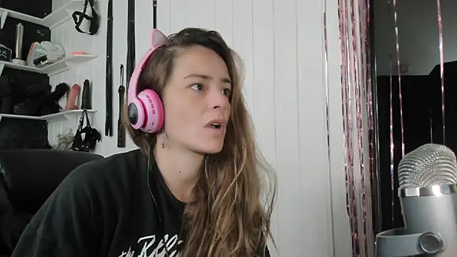 Snapshot of jessiburningheels chatting on 11/07/25, 12:27 jessiburningheels online show from 11/07/25, 12:27