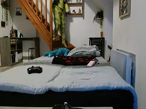 Snapshot of Lauzo21 chatting on 11/24/25, 06:35 Lauzo21 online show from 11/24/25, 06:35