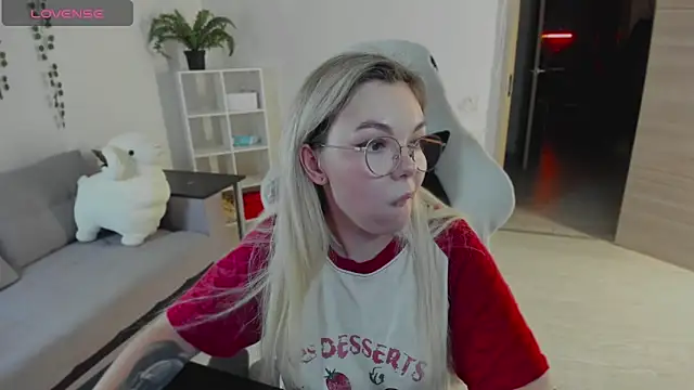 Snapshot of whoa-hoa-hoa-hoa-hoa chatting on 12/18/25, 05:41 whoa-hoa-hoa-hoa-hoa online show from 12/18/25, 05:41