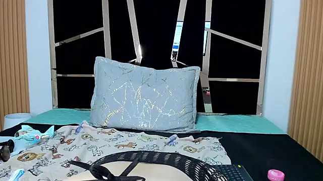 yahaira  online show from 11/18/25, 02:54